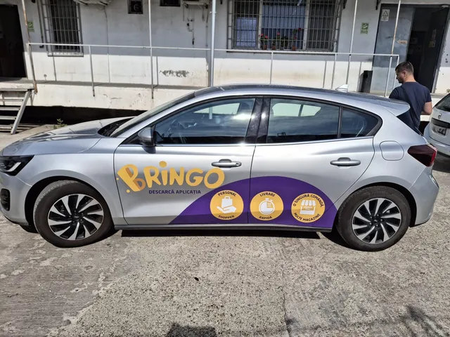 Colantare parțială autoturism Ford Focus cu grafică Bringo
