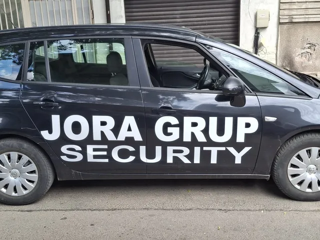 Colantare autoturism Opel pentru firmă de pază, litere decupate din folie albă