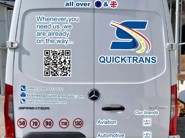 Inscripționare spate dubă Sprinter cu date de contact și cod QR