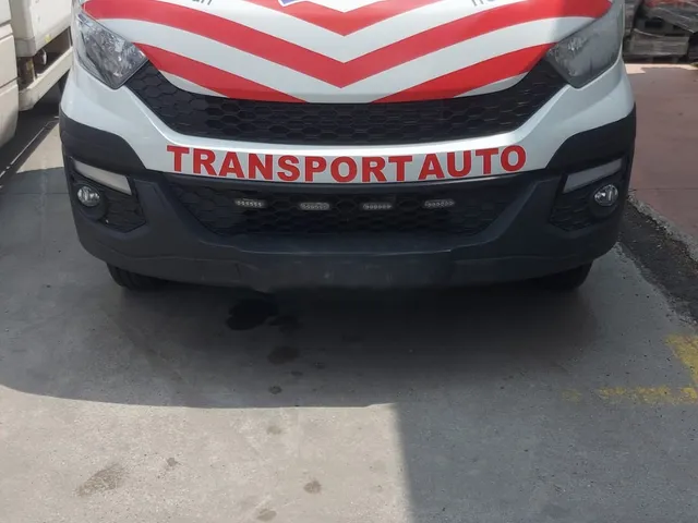 Colantare integrală capotă autoutilitară Iveco cu grafică de transport auto