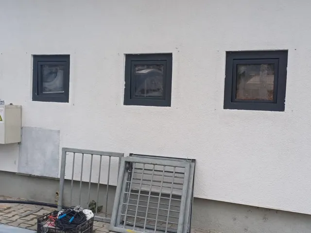 Fațadă clădire industrială cu ferestre pregătite pentru colantare