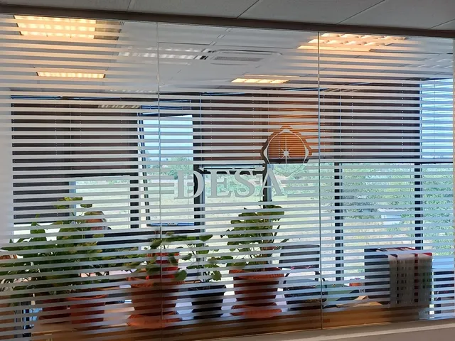 Folie sablată decorativă pe compartimentare de birou, cu logo companie